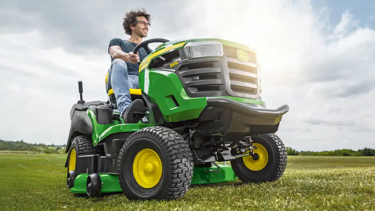 John Deere X167R Ride-on Lawnmower